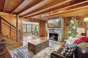 Smart TV, caminetto, videogiochi, tavolo da calcetto