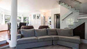 House - Sesimbra Stylish Villa by Homing (Sesimbra)
