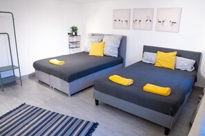 3 dormitorios, tabla de planchar con plancha, ropa de cama