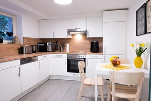 Kühlschrank, Mikrowelle, Ofen, Herdplatte