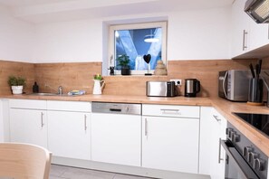 雪櫃、微波爐、焗爐、爐具