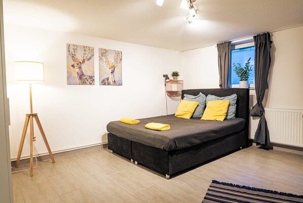 3 habitaciones, tabla de planchar con plancha y ropa de cama 