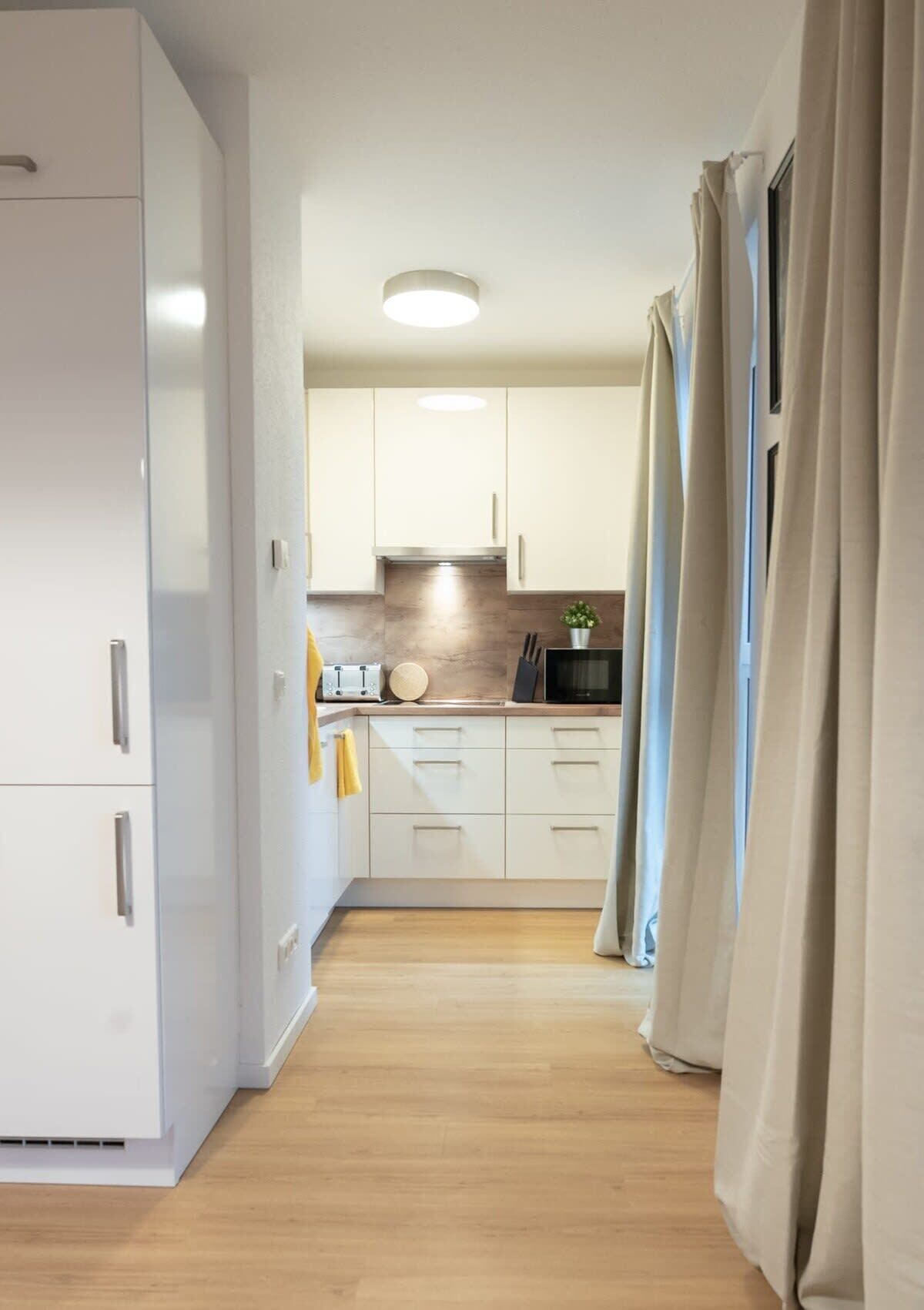 Kühlschrank, Mikrowelle, Ofen, Wasserkocher mit Kaffee-/Teezubehör