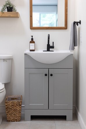 Combined shower/bathtub, towels, soap, toilet paper