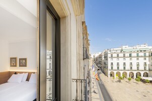 羽毛の掛け布団、ミニバー、セーフティボックス (室内)、デスク