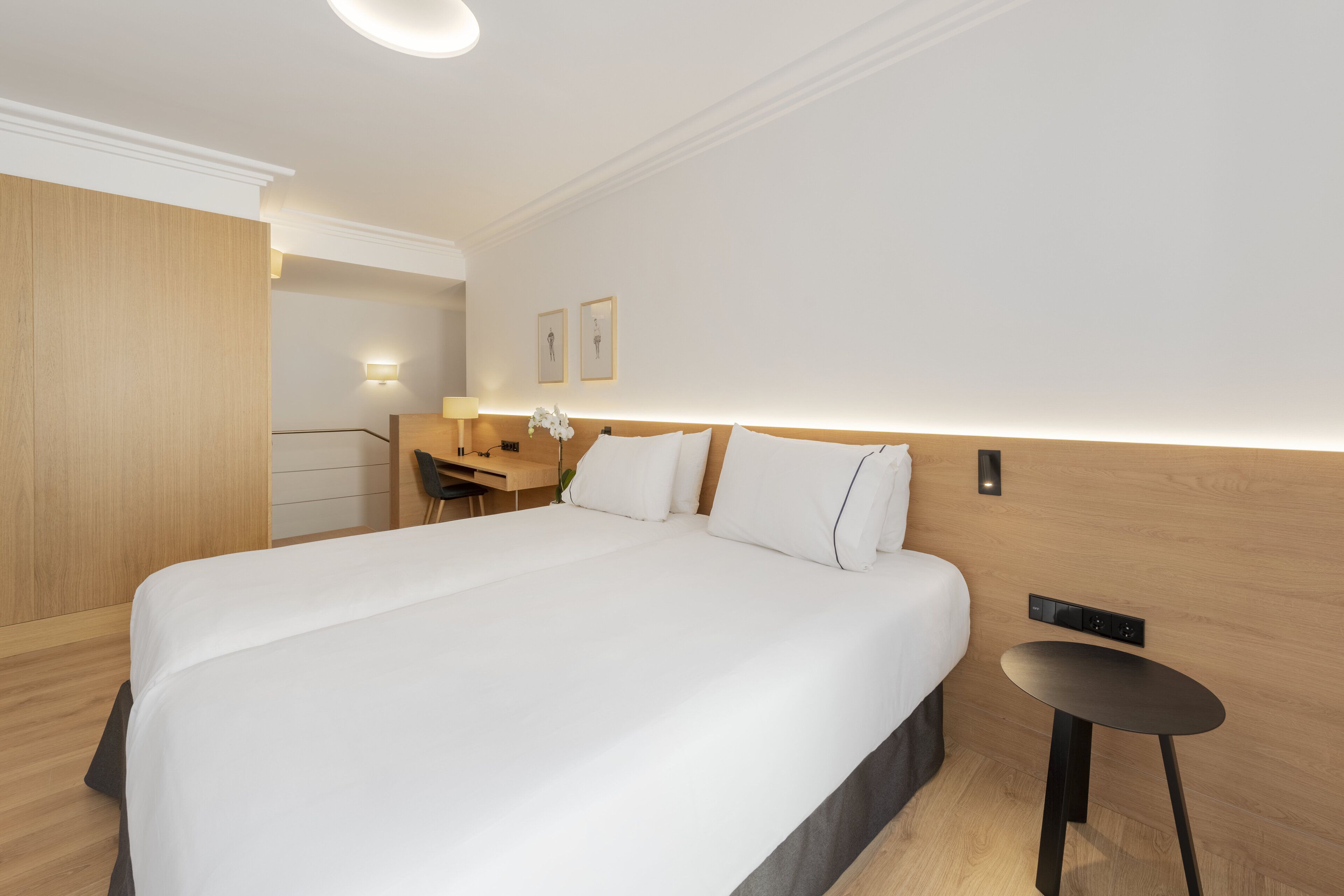 Une chambre d’hôtel avec un grand lit, un bureau et une petite table.