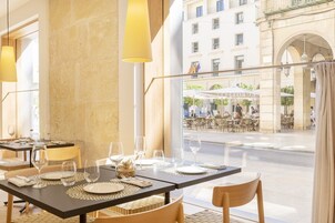 ランチ、ディナーに営業