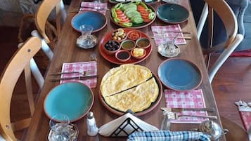 每日供应当地美食早餐(每人 EUR 10)