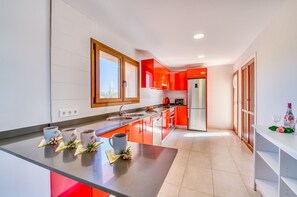 Kjøleskap, mikrobølgeovn, ovn og oppvaskmaskin