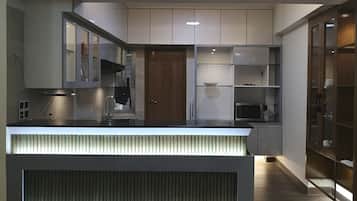 Jääkaappi, mikroaaltouuni, uuni, astianpesukone