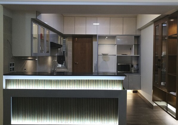 Jääkaappi, mikroaaltouuni, uuni, astianpesukone