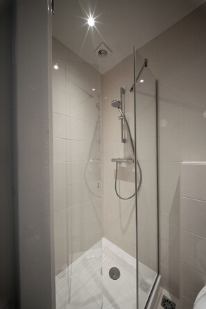 Douche, sèche-cheveux, serviettes fournies, savon