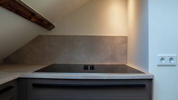 Kühlschrank, Mikrowelle, Herdplatte, Geschirrspüler