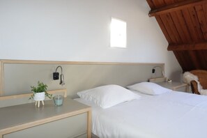 2 bedrooms, cots/infant beds, free WiFi, bed sheets - Located 500 m. from the beach 1-4 pers. upstairs apartment, terrace and garden. (Oostkapelle)