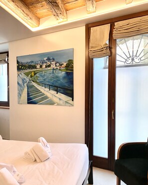 Comfort Double Room | Individually furnished, desk, free WiFi, bed sheets - Design Rooms Verona (Verona)