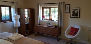 2 bedrooms, iron/ironing board, travel cot, free WiFi - Spacious pet-friendly, accessible family holiday home at Hawthorn Farm, Kent (Ware, Ash, Canterbury)