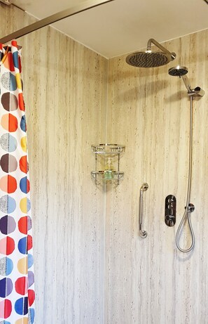 Dusch, hårtork, handdukar och tvål