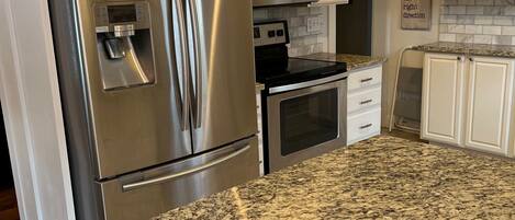 Kühlschrank, Ofen, Herdplatte, Wasserkocher