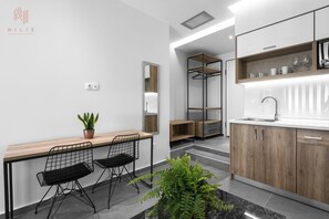 컴포트 스튜디오, 시내 전망 | 전용 주방 | 냉장고, 전자레인지, 오븐, 쿡탑