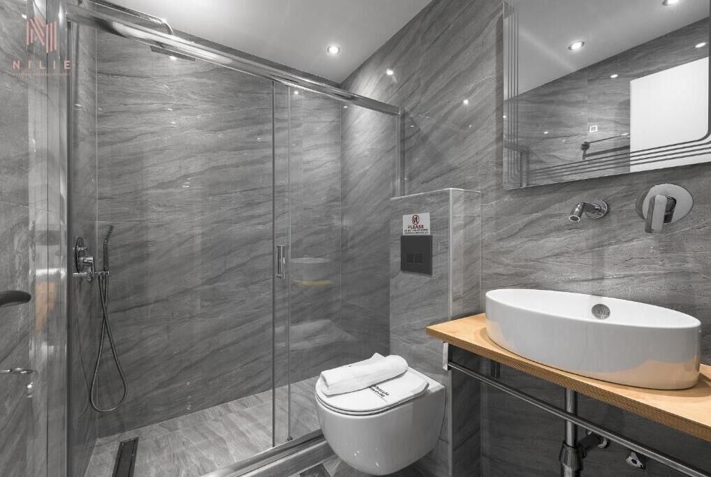 Comfort Studio, City View | Bathroom | Shower, rainfall showerhead, hair dryer, towels