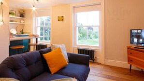 Living area - Old Town Trinity Apartment No 4 by Adliv (Margate)