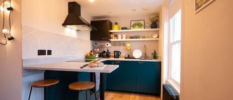 Een koelkast, een microgolfoven, een oven, een kookplaat