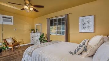 Desk, iron/ironing board, WiFi, bed sheets