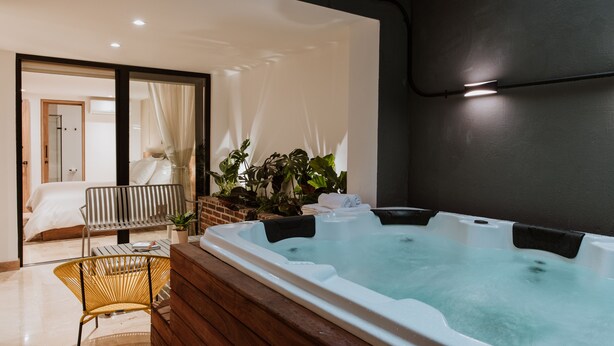 A modern bathroom with a large bathtub, a wooden bench, and a glass shower enclosure. - - 201 Provenza ⚡ Astonishing 3BR - A/C ⚡ Private Jacuzzi (Medellín)