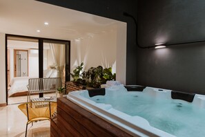 A modern bathroom with a large bathtub, a wooden bench, and a glass shower enclosure. - - 201 Provenza ⚡ Astonishing 3BR - A/C ⚡ Private Jacuzzi (Medellín)