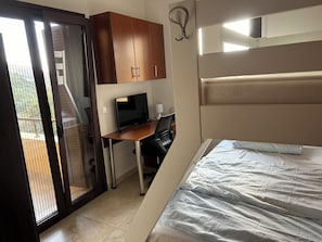 3 makuuhuonetta, tallelokero huoneessa, työpöytä, vauvan matkasänky