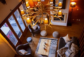 Smart TV, fireplace, books - Premium mountain chalet, sleeps 10, Internet, Private garage (Isola)