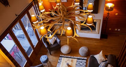 Premium mountain chalet, sleeps 10, Internet, Private garage