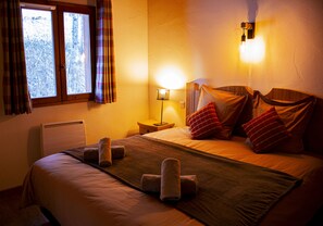 5 bedrooms, iron/ironing board, travel cot, free WiFi - Premium mountain chalet, sleeps 10, Internet, Private garage (Isola)