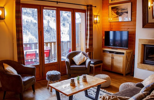 Premium mountain chalet, sleeps 10, Internet, Private garage