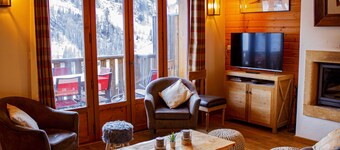 Premium mountain chalet, sleeps 10, Internet, Private garage