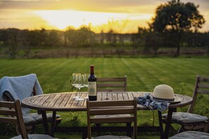 Outdoor dining - The Manor at Bogee Farm - sleeps 6 guests  in 3 bedrooms (Wadebridge)