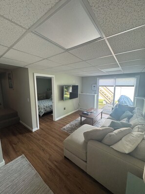 Smart TV - 4 Bedroom Pettaquamscutt Lake Shores Home (Narragansett)