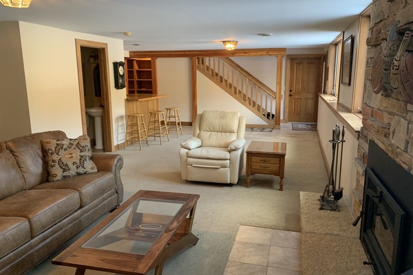 TV connectée, cheminée, table de tennis de table, livres