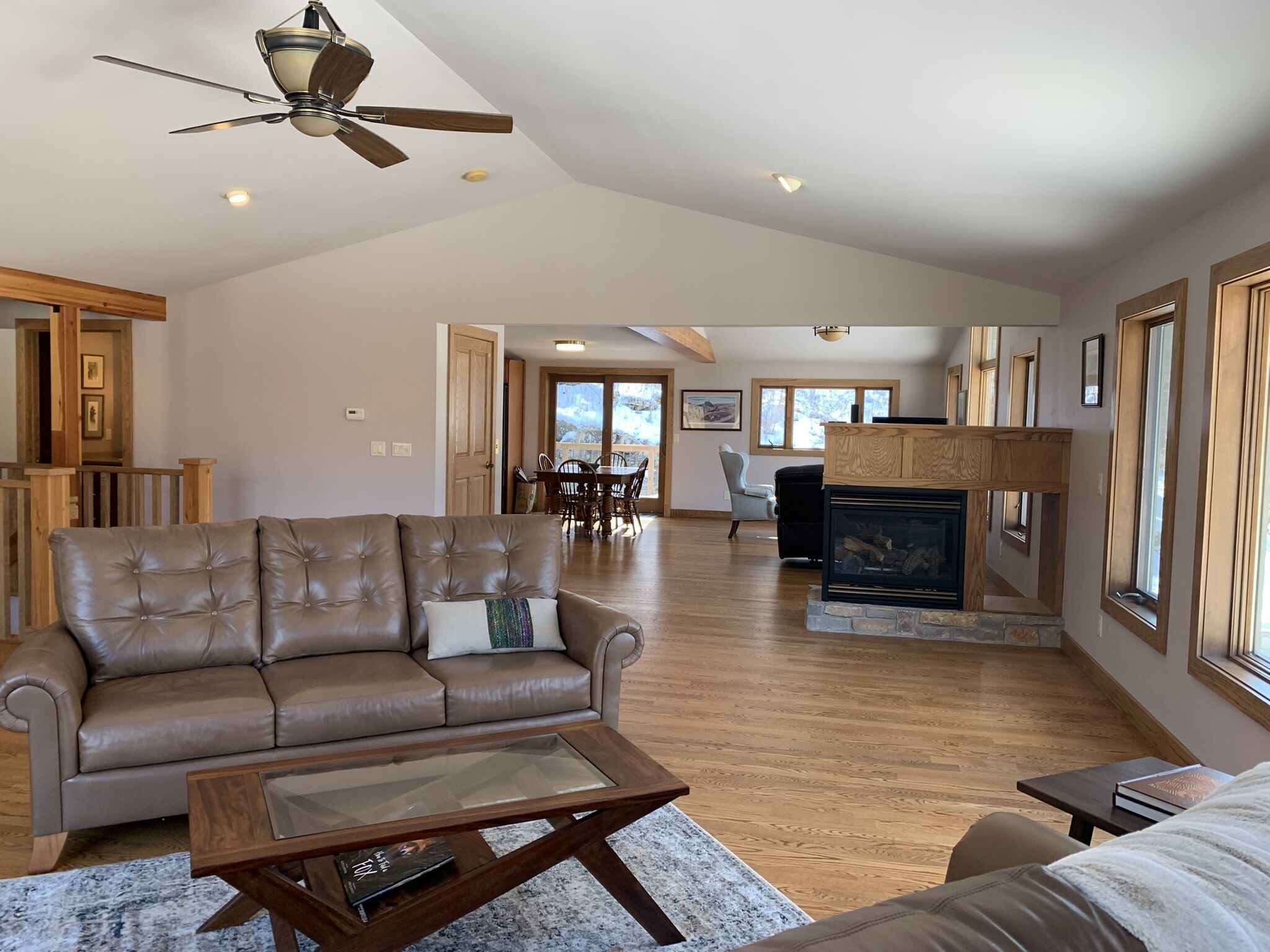 Smart-tv, eldstad, ett bordtennisbord och böcker