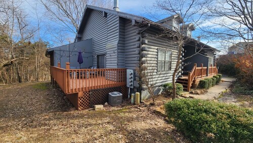 Great Location~Dog-Friendly~Cozy Cabin~Sleeps 6
