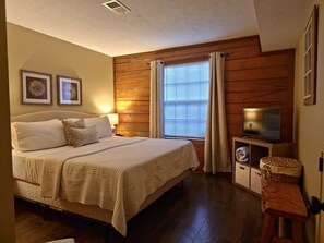 2 bedrooms, iron/ironing board, free WiFi, bed sheets - Cozy Cabin~Sleeps 6~Great Location~Dog-Friendly (Branson)
