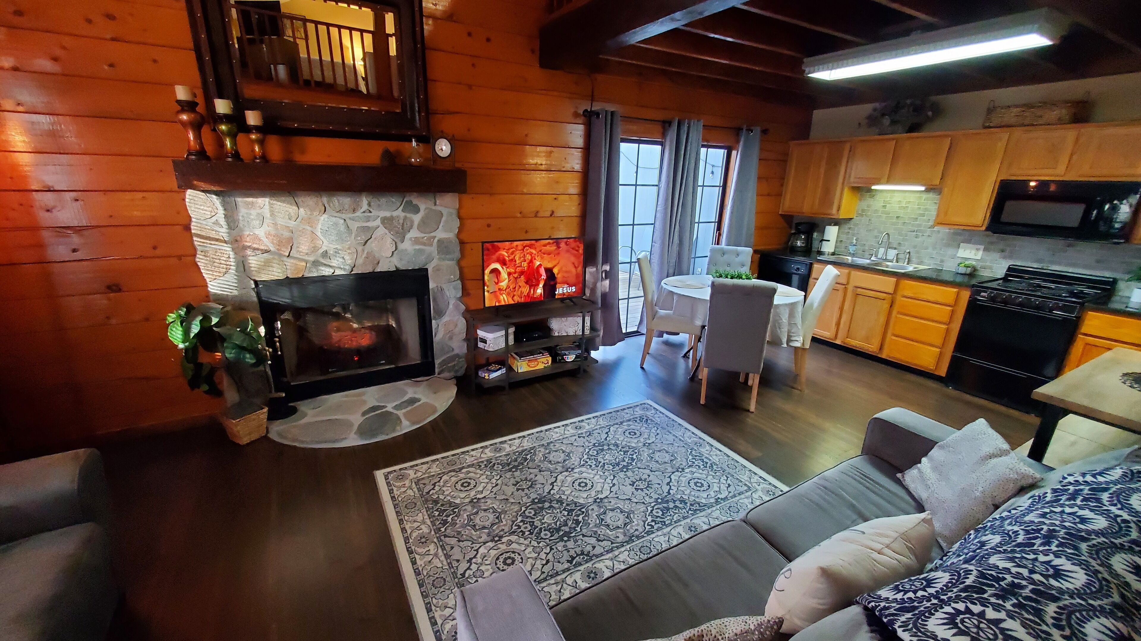 Pet-Friendly~Cozy Cabin~Sleeps 8~Deck~BBQ Grill