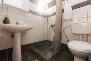 Dusche, Haartrockner, Handtücher, Seife