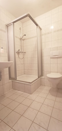 Ducha, secador de pelo, toallas. Tanneneck