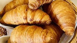 A basket of croissants and a basket of bread rolls. - Tanneneck (Löffingen)