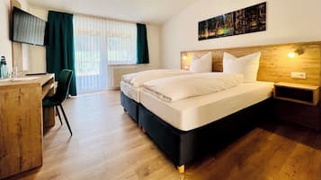 Comfort-Doppelzimmer | Allergikerbettwaren, Schreibtisch, Verdunkelungsvorhänge