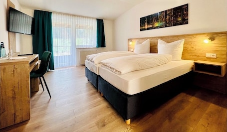 Ropa de cama hipoalergénica, escritorio y cortinas blackout . Tanneneck