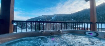 Modern and Stylish Condo with Mountain Views