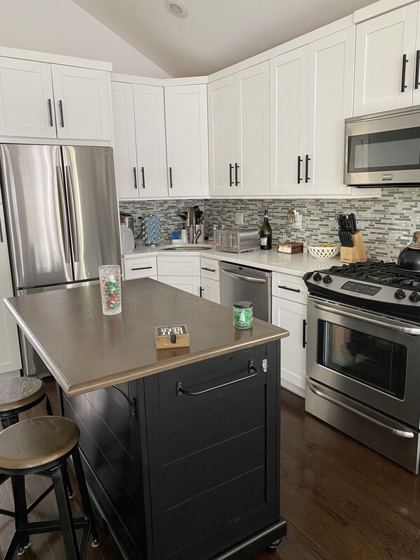 Refrigerador, microondas, horno y parrilla de estufa 