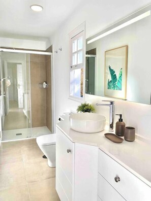 Shower, hair dryer, towels - Casa Calma, private paradise,jacuzzi and sea view. (Santa Cruz de Tenerife)